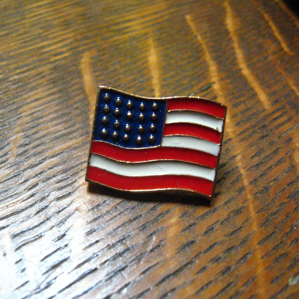 🇺🇸 Old Glory Waving American Flag Lapel Pin